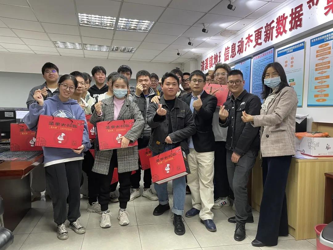 走访慰问，，年货上门，，尊龙凯时人生就是搏集团多项行动确保项目部员工“就地”过好年！