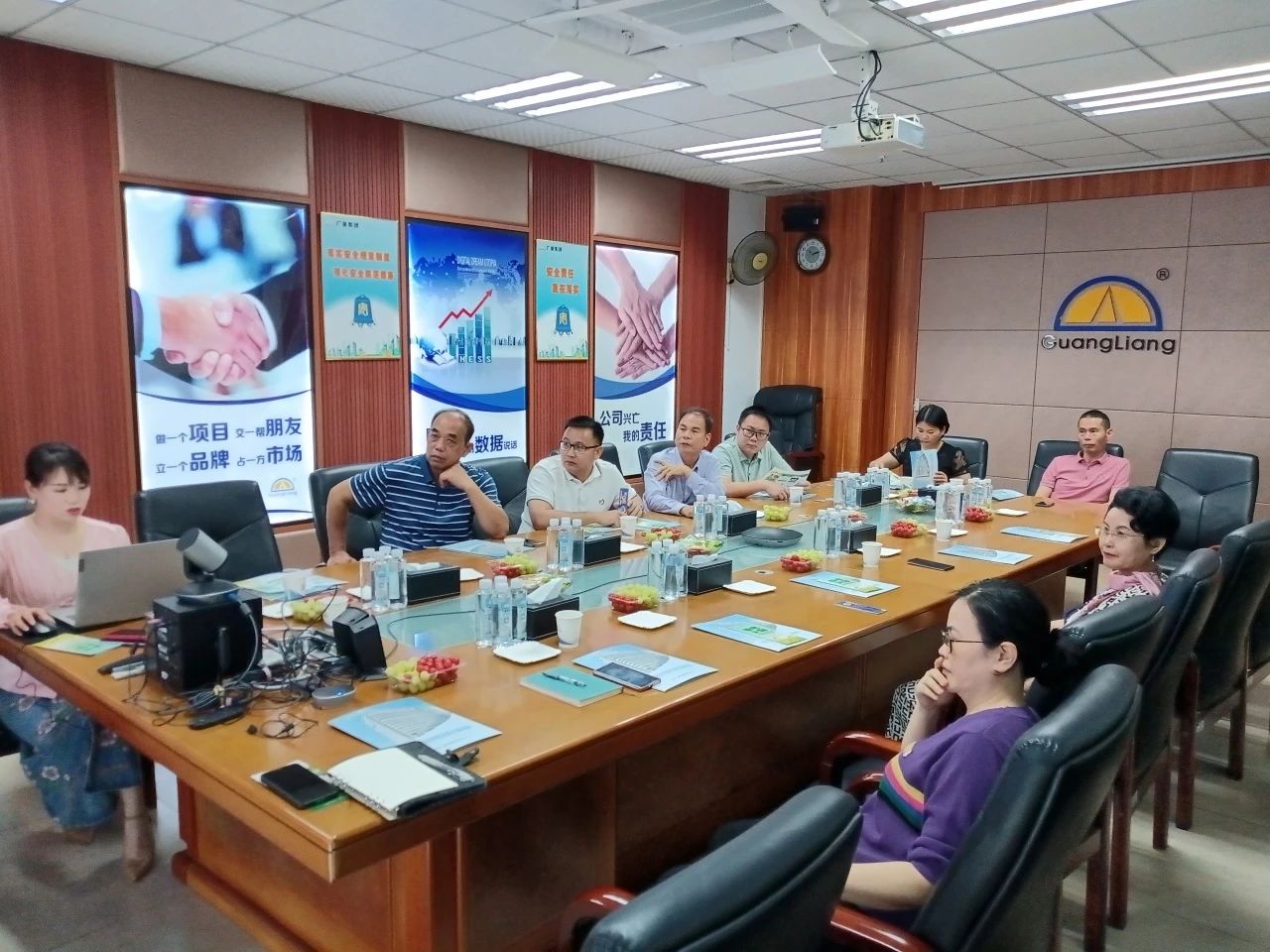高州市根子镇政府党委及商会向导一行莅临尊龙凯时人生就是搏集团交流座谈同营生长