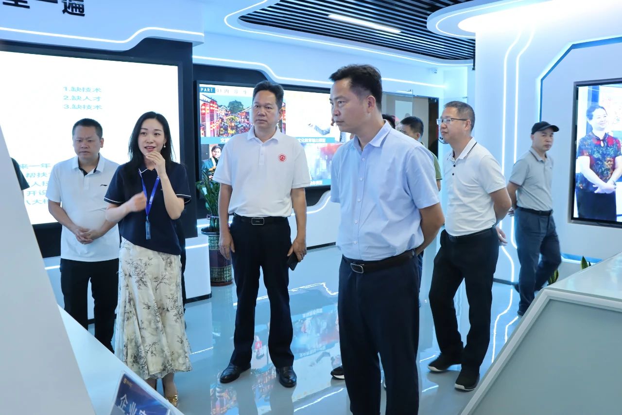 尊龙凯时人生就是搏集团喜迎高州市政协与湛江市茂名商会考察团旅行指导