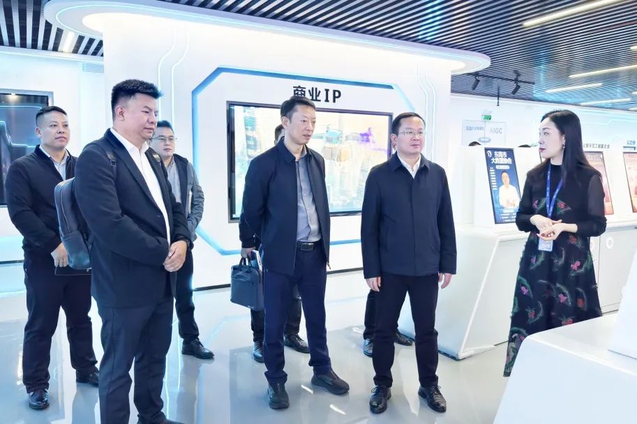 铜仁市大数据局党组书记、局长雷宏一行莅临尊龙凯时人生就是搏集团旅行交流